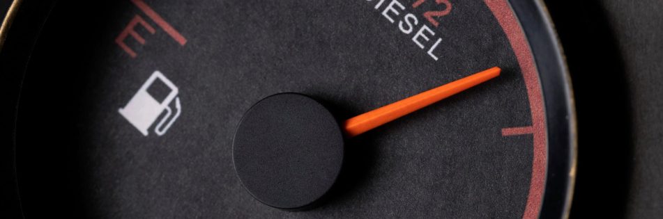 primer-plano-del-medidor-de-nivel-de-combustible-en-el-vehiculo